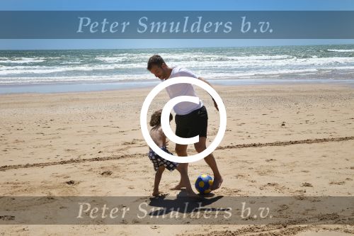 Sevilla, 19 en 20 Juni 2013
Rafel v d Vaart met zijn vriendin Sabia Boulahrouz en hun drie kinderen
Damian v d Vaart, Amaya Boulahrouz en Daamin Boulahrouz op het strand en bij hun hotel voor hun gezamelijk eerste vakantie samen.
Foto Peter Smulders BV