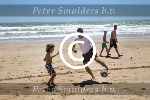Sevilla, 19 en 20 Juni 2013
Rafel v d Vaart met zijn vriendin Sabia Boulahrouz en hun drie kinderen
Damian v d Vaart, Amaya Boulahrouz en Daamin Boulahrouz op het strand en bij hun hotel voor hun gezamelijk eerste vakantie samen.
Foto Peter Smulders BV