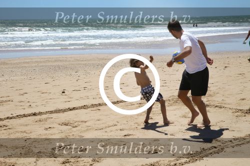 Sevilla, 19 en 20 Juni 2013
Rafel v d Vaart met zijn vriendin Sabia Boulahrouz en hun drie kinderen
Damian v d Vaart, Amaya Boulahrouz en Daamin Boulahrouz op het strand en bij hun hotel voor hun gezamelijk eerste vakantie samen.
Foto Peter Smulders BV