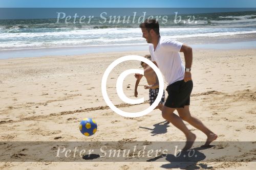 Sevilla, 19 en 20 Juni 2013
Rafel v d Vaart met zijn vriendin Sabia Boulahrouz en hun drie kinderen
Damian v d Vaart, Amaya Boulahrouz en Daamin Boulahrouz op het strand en bij hun hotel voor hun gezamelijk eerste vakantie samen.
Foto Peter Smulders BV
