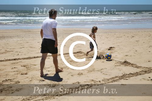 Sevilla, 19 en 20 Juni 2013
Rafel v d Vaart met zijn vriendin Sabia Boulahrouz en hun drie kinderen
Damian v d Vaart, Amaya Boulahrouz en Daamin Boulahrouz op het strand en bij hun hotel voor hun gezamelijk eerste vakantie samen.
Foto Peter Smulders BV