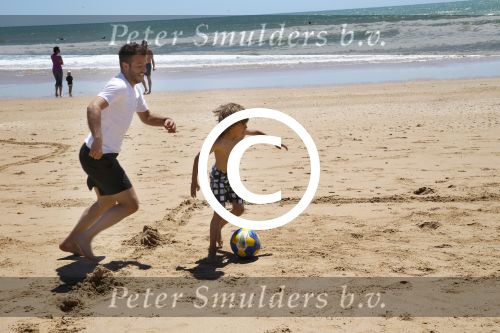 Sevilla, 19 en 20 Juni 2013
Rafel v d Vaart met zijn vriendin Sabia Boulahrouz en hun drie kinderen
Damian v d Vaart, Amaya Boulahrouz en Daamin Boulahrouz op het strand en bij hun hotel voor hun gezamelijk eerste vakantie samen.
Foto Peter Smulders BV