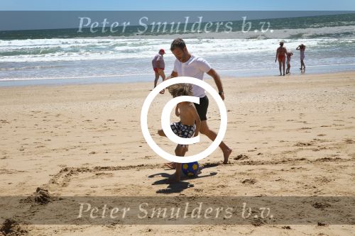 Sevilla, 19 en 20 Juni 2013
Rafel v d Vaart met zijn vriendin Sabia Boulahrouz en hun drie kinderen
Damian v d Vaart, Amaya Boulahrouz en Daamin Boulahrouz op het strand en bij hun hotel voor hun gezamelijk eerste vakantie samen.
Foto Peter Smulders BV