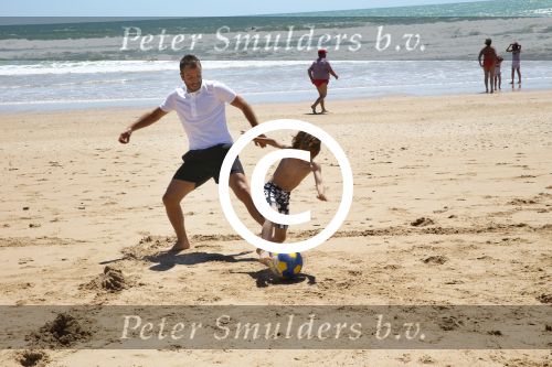 Sevilla, 19 en 20 Juni 2013
Rafel v d Vaart met zijn vriendin Sabia Boulahrouz en hun drie kinderen
Damian v d Vaart, Amaya Boulahrouz en Daamin Boulahrouz op het strand en bij hun hotel voor hun gezamelijk eerste vakantie samen.
Foto Peter Smulders BV