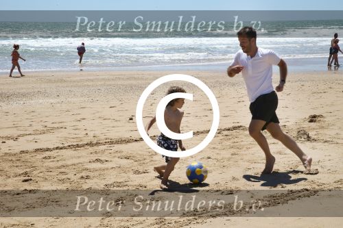Sevilla, 19 en 20 Juni 2013
Rafel v d Vaart met zijn vriendin Sabia Boulahrouz en hun drie kinderen
Damian v d Vaart, Amaya Boulahrouz en Daamin Boulahrouz op het strand en bij hun hotel voor hun gezamelijk eerste vakantie samen.
Foto Peter Smulders BV