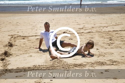 Sevilla, 19 en 20 Juni 2013
Rafel v d Vaart met zijn vriendin Sabia Boulahrouz en hun drie kinderen
Damian v d Vaart, Amaya Boulahrouz en Daamin Boulahrouz op het strand en bij hun hotel voor hun gezamelijk eerste vakantie samen.
Foto Peter Smulders BV