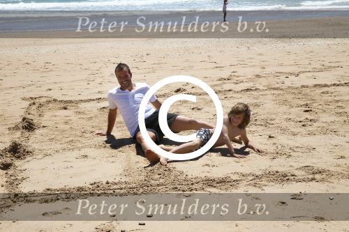 Sevilla, 19 en 20 Juni 2013
Rafel v d Vaart met zijn vriendin Sabia Boulahrouz en hun drie kinderen
Damian v d Vaart, Amaya Boulahrouz en Daamin Boulahrouz op het strand en bij hun hotel voor hun gezamelijk eerste vakantie samen.
Foto Peter Smulders BV
