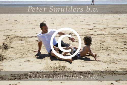 Sevilla, 19 en 20 Juni 2013
Rafel v d Vaart met zijn vriendin Sabia Boulahrouz en hun drie kinderen
Damian v d Vaart, Amaya Boulahrouz en Daamin Boulahrouz op het strand en bij hun hotel voor hun gezamelijk eerste vakantie samen.
Foto Peter Smulders BV