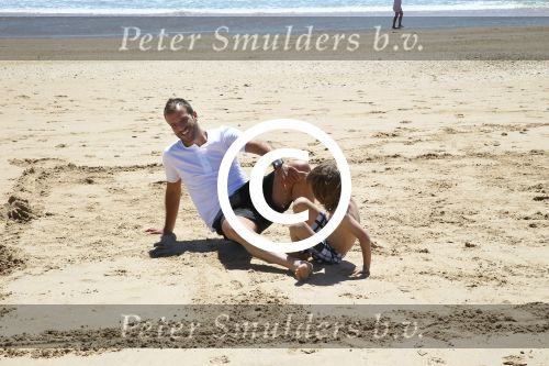 Sevilla, 19 en 20 Juni 2013
Rafel v d Vaart met zijn vriendin Sabia Boulahrouz en hun drie kinderen
Damian v d Vaart, Amaya Boulahrouz en Daamin Boulahrouz op het strand en bij hun hotel voor hun gezamelijk eerste vakantie samen.
Foto Peter Smulders BV