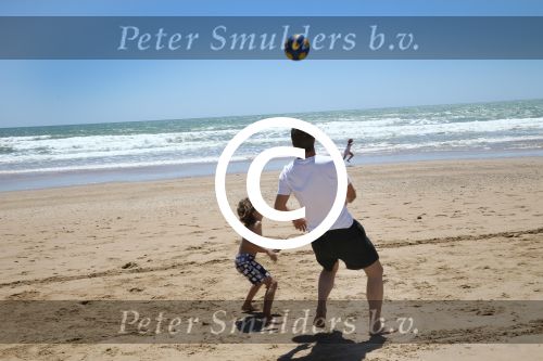 Sevilla, 19 en 20 Juni 2013
Rafel v d Vaart met zijn vriendin Sabia Boulahrouz en hun drie kinderen
Damian v d Vaart, Amaya Boulahrouz en Daamin Boulahrouz op het strand en bij hun hotel voor hun gezamelijk eerste vakantie samen.
Foto Peter Smulders BV