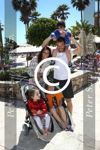 Sevilla, 19 en 20 Juni 2013
Rafel v d Vaart met zijn vriendin Sabia Boulahrouz en hun drie kinderen
Damian v d Vaart, Amaya Boulahrouz en Daamin Boulahrouz op het strand en bij hun hotel voor hun gezamelijk eerste vakantie samen.
Foto Peter Smulders BV