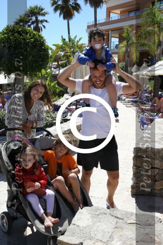 Sevilla, 19 en 20 Juni 2013
Rafel v d Vaart met zijn vriendin Sabia Boulahrouz en hun drie kinderen
Damian v d Vaart, Amaya Boulahrouz en Daamin Boulahrouz op het strand en bij hun hotel voor hun gezamelijk eerste vakantie samen.
Foto Peter Smulders BV