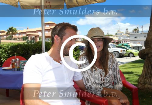 Sevilla, 19 en 20 Juni 2013
Rafel v d Vaart met zijn vriendin Sabia Boulahrouz en hun drie kinderen
Damian v d Vaart, Amaya Boulahrouz en Daamin Boulahrouz op het strand en bij hun hotel voor hun gezamelijk eerste vakantie samen.
Foto Peter Smulders BV