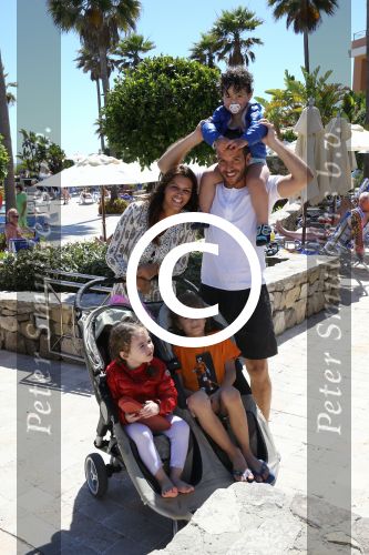 Sevilla, 19 en 20 Juni 2013
Rafel v d Vaart met zijn vriendin Sabia Boulahrouz en hun drie kinderen
Damian v d Vaart, Amaya Boulahrouz en Daamin Boulahrouz op het strand en bij hun hotel voor hun gezamelijk eerste vakantie samen.
Foto Peter Smulders BV