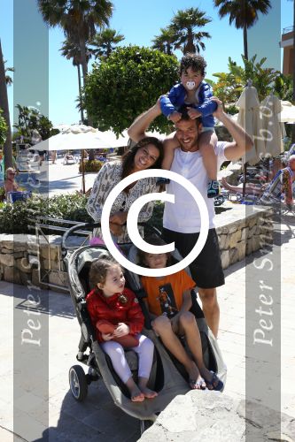 Sevilla, 19 en 20 Juni 2013
Rafel v d Vaart met zijn vriendin Sabia Boulahrouz en hun drie kinderen
Damian v d Vaart, Amaya Boulahrouz en Daamin Boulahrouz op het strand en bij hun hotel voor hun gezamelijk eerste vakantie samen.
Foto Peter Smulders BV