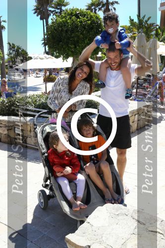 Sevilla, 19 en 20 Juni 2013
Rafel v d Vaart met zijn vriendin Sabia Boulahrouz en hun drie kinderen
Damian v d Vaart, Amaya Boulahrouz en Daamin Boulahrouz op het strand en bij hun hotel voor hun gezamelijk eerste vakantie samen.
Foto Peter Smulders BV