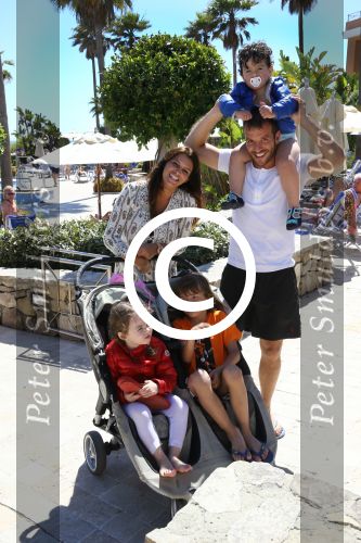 Sevilla, 19 en 20 Juni 2013
Rafel v d Vaart met zijn vriendin Sabia Boulahrouz en hun drie kinderen
Damian v d Vaart, Amaya Boulahrouz en Daamin Boulahrouz op het strand en bij hun hotel voor hun gezamelijk eerste vakantie samen.
Foto Peter Smulders BV