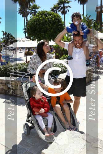 Sevilla, 19 en 20 Juni 2013
Rafel v d Vaart met zijn vriendin Sabia Boulahrouz en hun drie kinderen
Damian v d Vaart, Amaya Boulahrouz en Daamin Boulahrouz op het strand en bij hun hotel voor hun gezamelijk eerste vakantie samen.
Foto Peter Smulders BV
