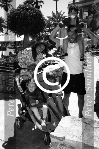 Sevilla, 19 en 20 Juni 2013
Rafel v d Vaart met zijn vriendin Sabia Boulahrouz en hun drie kinderen
Damian v d Vaart, Amaya Boulahrouz en Daamin Boulahrouz op het strand en bij hun hotel voor hun gezamelijk eerste vakantie samen.
Foto Peter Smulders BV