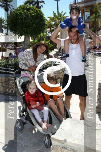 Sevilla, 19 en 20 Juni 2013
Rafel v d Vaart met zijn vriendin Sabia Boulahrouz en hun drie kinderen
Damian v d Vaart, Amaya Boulahrouz en Daamin Boulahrouz op het strand en bij hun hotel voor hun gezamelijk eerste vakantie samen.
Foto Peter Smulders BV