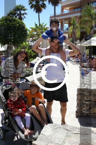 Sevilla, 19 en 20 Juni 2013
Rafel v d Vaart met zijn vriendin Sabia Boulahrouz en hun drie kinderen
Damian v d Vaart, Amaya Boulahrouz en Daamin Boulahrouz op het strand en bij hun hotel voor hun gezamelijk eerste vakantie samen.
Foto Peter Smulders BV