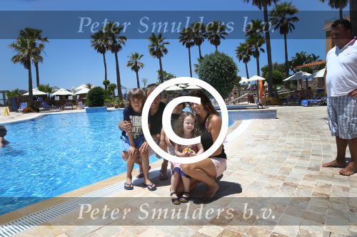 Sevilla, 19 en 20 Juni 2013
Rafel v d Vaart met zijn vriendin Sabia Boulahrouz en hun drie kinderen
Damian v d Vaart, Amaya Boulahrouz en Daamin Boulahrouz op het strand en bij hun hotel voor hun gezamelijk eerste vakantie samen.
Foto Peter Smulders BV