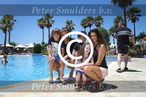 Sevilla, 19 en 20 Juni 2013
Rafel v d Vaart met zijn vriendin Sabia Boulahrouz en hun drie kinderen
Damian v d Vaart, Amaya Boulahrouz en Daamin Boulahrouz op het strand en bij hun hotel voor hun gezamelijk eerste vakantie samen.
Foto Peter Smulders BV