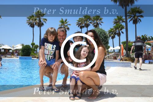 Sevilla, 19 en 20 Juni 2013
Rafel v d Vaart met zijn vriendin Sabia Boulahrouz en hun drie kinderen
Damian v d Vaart, Amaya Boulahrouz en Daamin Boulahrouz op het strand en bij hun hotel voor hun gezamelijk eerste vakantie samen.
Foto Peter Smulders BV