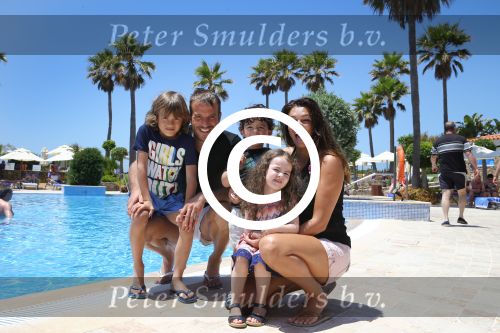 Sevilla, 19 en 20 Juni 2013
Rafel v d Vaart met zijn vriendin Sabia Boulahrouz en hun drie kinderen
Damian v d Vaart, Amaya Boulahrouz en Daamin Boulahrouz op het strand en bij hun hotel voor hun gezamelijk eerste vakantie samen.
Foto Peter Smulders BV