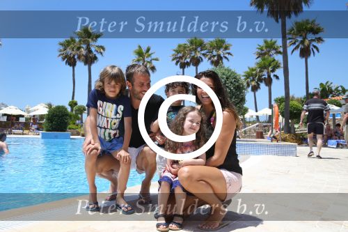 Sevilla, 19 en 20 Juni 2013
Rafel v d Vaart met zijn vriendin Sabia Boulahrouz en hun drie kinderen
Damian v d Vaart, Amaya Boulahrouz en Daamin Boulahrouz op het strand en bij hun hotel voor hun gezamelijk eerste vakantie samen.
Foto Peter Smulders BV
