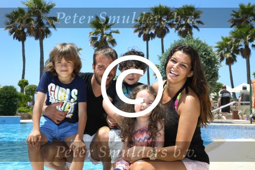 Sevilla, 19 en 20 Juni 2013
Rafel v d Vaart met zijn vriendin Sabia Boulahrouz en hun drie kinderen
Damian v d Vaart, Amaya Boulahrouz en Daamin Boulahrouz op het strand en bij hun hotel voor hun gezamelijk eerste vakantie samen.
Foto Peter Smulders BV