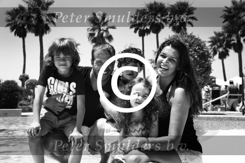 Sevilla, 19 en 20 Juni 2013
Rafel v d Vaart met zijn vriendin Sabia Boulahrouz en hun drie kinderen
Damian v d Vaart, Amaya Boulahrouz en Daamin Boulahrouz op het strand en bij hun hotel voor hun gezamelijk eerste vakantie samen.
Foto Peter Smulders BV