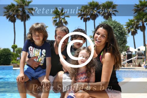 Sevilla, 19 en 20 Juni 2013
Rafel v d Vaart met zijn vriendin Sabia Boulahrouz en hun drie kinderen
Damian v d Vaart, Amaya Boulahrouz en Daamin Boulahrouz op het strand en bij hun hotel voor hun gezamelijk eerste vakantie samen.
Foto Peter Smulders BV