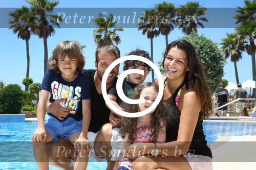 Sevilla, 19 en 20 Juni 2013
Rafel v d Vaart met zijn vriendin Sabia Boulahrouz en hun drie kinderen
Damian v d Vaart, Amaya Boulahrouz en Daamin Boulahrouz op het strand en bij hun hotel voor hun gezamelijk eerste vakantie samen.
Foto Peter Smulders BV