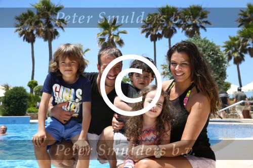 Sevilla, 19 en 20 Juni 2013
Rafel v d Vaart met zijn vriendin Sabia Boulahrouz en hun drie kinderen
Damian v d Vaart, Amaya Boulahrouz en Daamin Boulahrouz op het strand en bij hun hotel voor hun gezamelijk eerste vakantie samen.
Foto Peter Smulders BV