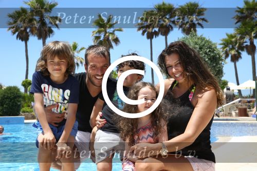 Sevilla, 19 en 20 Juni 2013
Rafel v d Vaart met zijn vriendin Sabia Boulahrouz en hun drie kinderen
Damian v d Vaart, Amaya Boulahrouz en Daamin Boulahrouz op het strand en bij hun hotel voor hun gezamelijk eerste vakantie samen.
Foto Peter Smulders BV