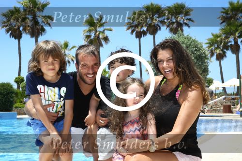 Sevilla, 19 en 20 Juni 2013
Rafel v d Vaart met zijn vriendin Sabia Boulahrouz en hun drie kinderen
Damian v d Vaart, Amaya Boulahrouz en Daamin Boulahrouz op het strand en bij hun hotel voor hun gezamelijk eerste vakantie samen.
Foto Peter Smulders BV