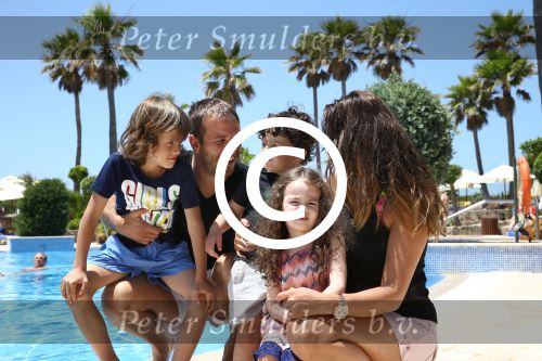 Sevilla, 19 en 20 Juni 2013
Rafel v d Vaart met zijn vriendin Sabia Boulahrouz en hun drie kinderen
Damian v d Vaart, Amaya Boulahrouz en Daamin Boulahrouz op het strand en bij hun hotel voor hun gezamelijk eerste vakantie samen.
Foto Peter Smulders BV