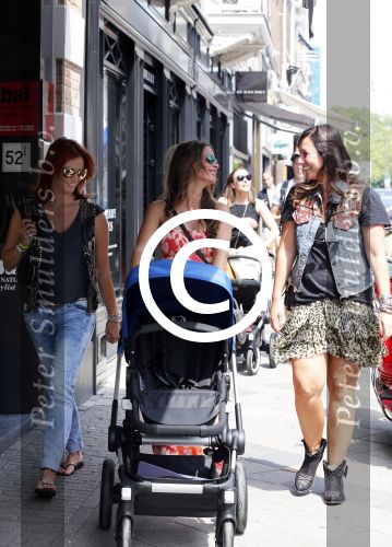 Amsterdam 18 juni 2013
Renee Vervoorn Jasmine Sendar Leontine Borsato en Beertje v Beers tijdens bugaboo event op de pc hooftstraat.
Peter Smulders bv
