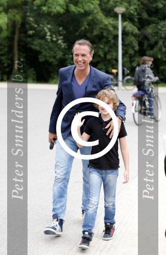 Amsterdam 20 juni 2013
Boek presentatie Nina Veeneman Diets Noor Schutte Kerckhoff en Marieke Wigmans Bremers in het melkhuis in het vondelpark. Richard Kemper met zoon
Peter Smulders bv