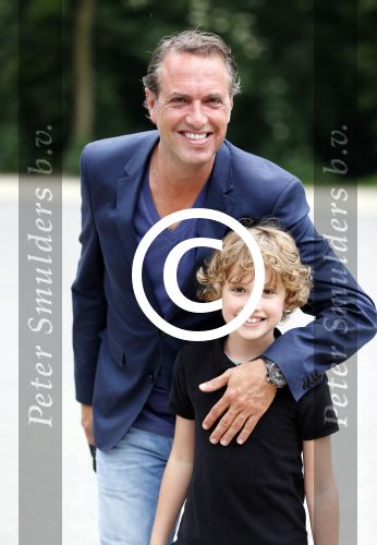 Amsterdam 20 juni 2013
Boek presentatie Nina Veeneman Diets Noor Schutte Kerckhoff en Marieke Wigmans Bremers in het melkhuis in het vondelpark. Richard Kemper met zoon
Peter Smulders bv