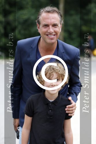 Amsterdam 20 juni 2013
Boek presentatie Nina Veeneman Diets Noor Schutte Kerckhoff en Marieke Wigmans Bremers in het melkhuis in het vondelpark. Richard Kemper met zoon
Peter Smulders bv
