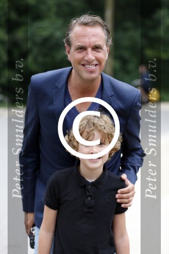 Amsterdam 20 juni 2013
Boek presentatie Nina Veeneman Diets Noor Schutte Kerckhoff en Marieke Wigmans Bremers in het melkhuis in het vondelpark. Richard Kemper met zoon
Peter Smulders bv