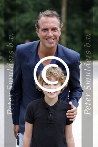 Amsterdam 20 juni 2013
Boek presentatie Nina Veeneman Diets Noor Schutte Kerckhoff en Marieke Wigmans Bremers in het melkhuis in het vondelpark. Richard Kemper met zoon
Peter Smulders bv