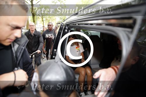 Amsterdam 24 juni 2013
Rihanna verlaat het Amstel hotel en laat haar beveiliging een fan ophalen om met haar mee te rijden in de auto.
Peter Smulders bv