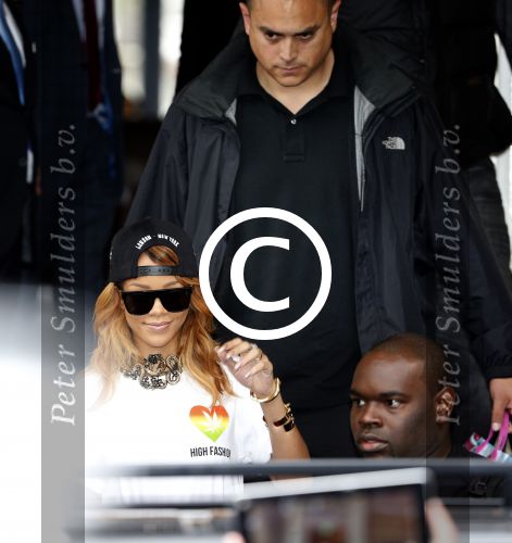 Amsterdam 24 juni 2013
Rihanna verlaat het Amstel hotel en laat haar beveiliging een fan ophalen om met haar mee te rijden in de auto.
Peter Smulders bv