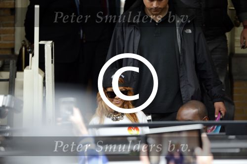 Amsterdam 24 juni 2013
Rihanna verlaat het Amstel hotel en laat haar beveiliging een fan ophalen om met haar mee te rijden in de auto.
Peter Smulders bv