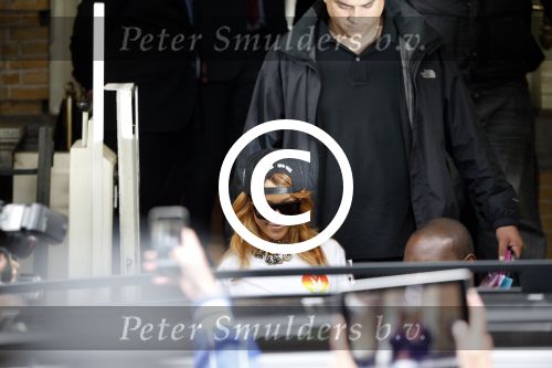 Amsterdam 24 juni 2013
Rihanna verlaat het Amstel hotel en laat haar beveiliging een fan ophalen om met haar mee te rijden in de auto.
Peter Smulders bv
