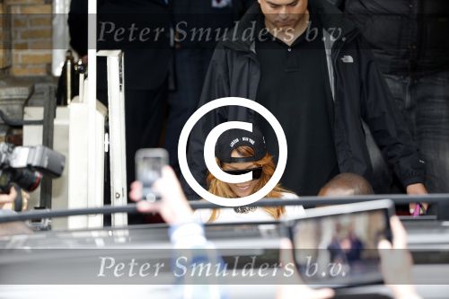 Amsterdam 24 juni 2013
Rihanna verlaat het Amstel hotel en laat haar beveiliging een fan ophalen om met haar mee te rijden in de auto.
Peter Smulders bv