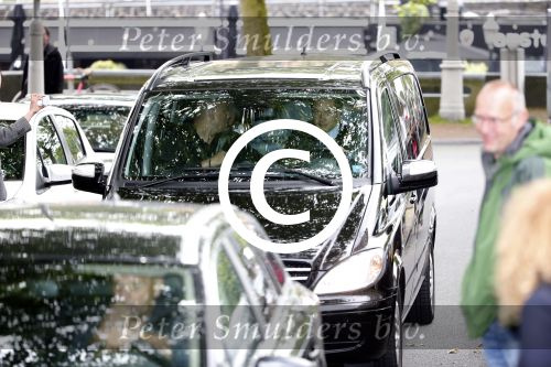 Amsterdam 24 juni 2013
Rihanna verlaat het Amstel hotel en laat haar beveiliging een fan ophalen om met haar mee te rijden in de auto.
Peter Smulders bv